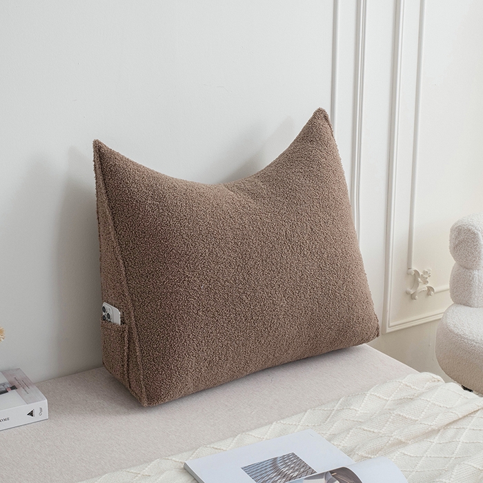 91家纺网 家纺一手货源 找家纺 一兰家纺 2025新款单人加厚泰迪绒三角靠垫床上靠枕沙发靠背阅读枕 穗穗-咖啡