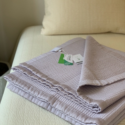 91家纺网 家纺一手货源 找家纺 汇庭 2025新款赫本系列床盖三件套-实拍 柔和紫