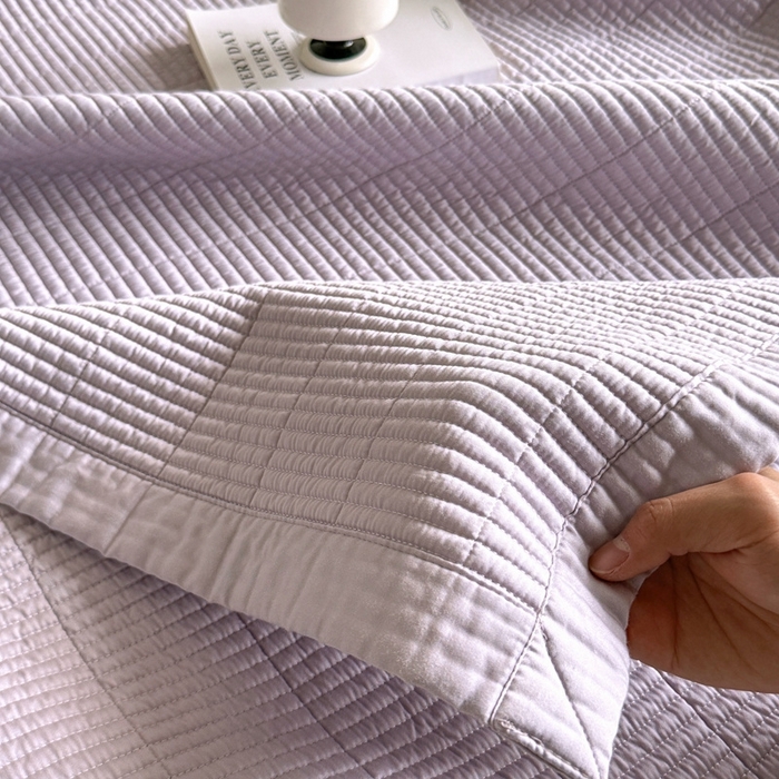 91家纺网 家纺一手货源 找家纺 汇庭 2025新款赫本系列床盖三件套-棚拍 柔和紫