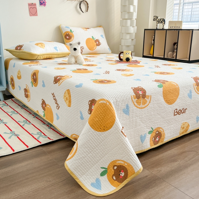 91家纺网 家纺一手货源 找家纺 茉夕家纺 2025新款跑量款双面纯棉印花水洗床盖 橙子小熊