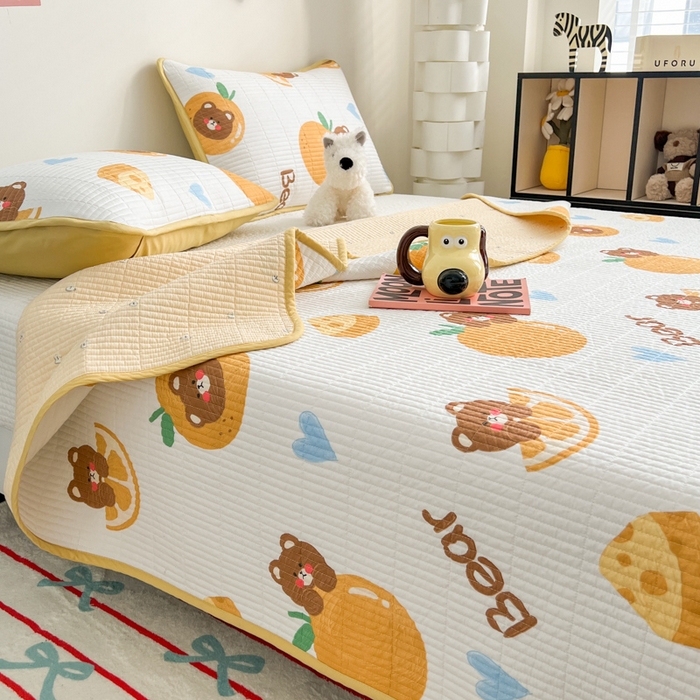 91家纺网 家纺一手货源 找家纺 茉夕家纺 2025新款跑量款双面纯棉印花水洗床盖 橙子小熊