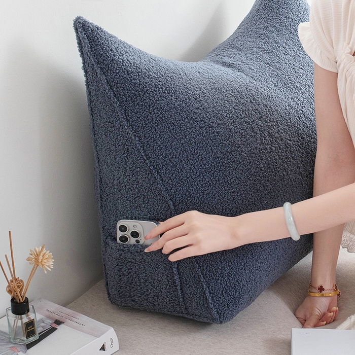 91家纺网 家纺一手货源 找家纺 一兰家纺 2025新款单人加厚泰迪绒三角靠垫床上靠枕沙发靠背阅读枕 穗穗-蔚蓝