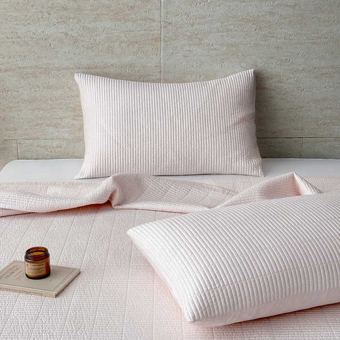 91家纺网 家纺一手货源 找家纺 汇庭 2025新款赫本系列床盖三件套-棚拍 奶茶色