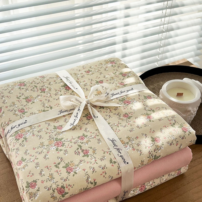 91家纺网 家纺一手货源 找家纺 暖芯优选 2025新款加厚针织棉双层纱四件套小碎花被套床单床笠款学生三件套新款直播热款-叠拍图-系列二 夕雾花园