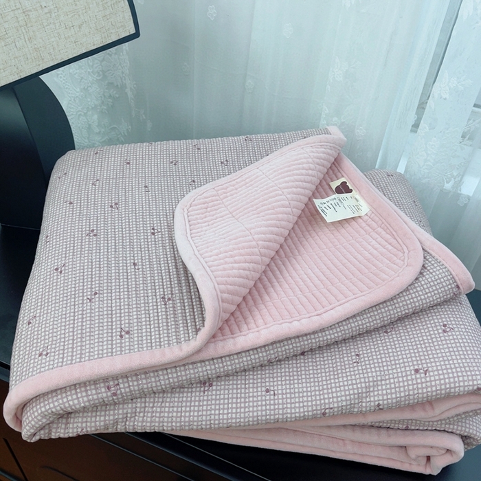 91家纺网 家纺一手货源 找家纺 暖居 2025新款砂洗棉加绒床盖三件套双面两用棉加绒-叠拍图 粉妆