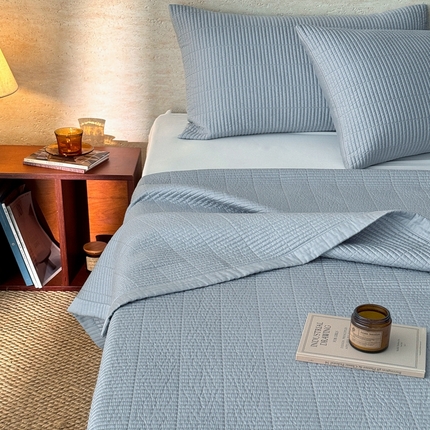 91家纺网 家纺一手货源 找家纺 汇庭 2025新款赫本系列床盖三件套-棚拍 浅水蓝