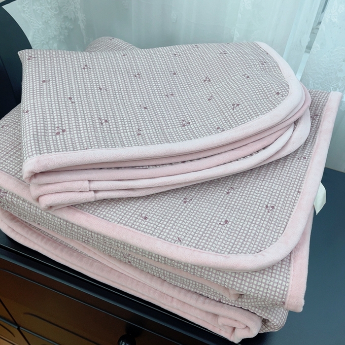 91家纺网 家纺一手货源 找家纺 暖居 2025新款砂洗棉加绒床盖三件套双面两用棉加绒-叠拍图 粉妆