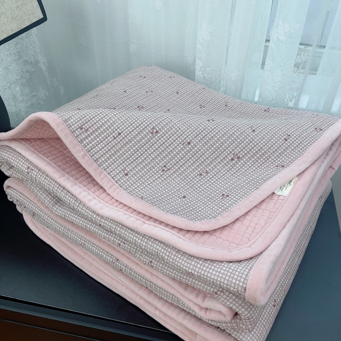 91家纺网 家纺一手货源 找家纺 暖居 2025新款砂洗棉加绒床盖三件套双面两用棉加绒-叠拍图 粉妆