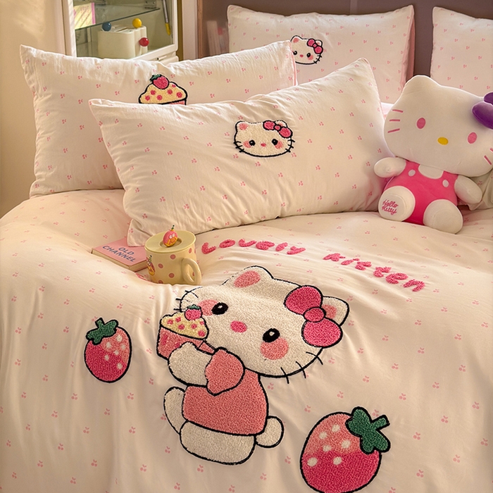 91家纺网 家纺一手货源 找家纺 罗亿家纺 2025新款糯糯棉(110克）大版卡通毛巾绣四件套（提供买家绣） kt-莓烦恼