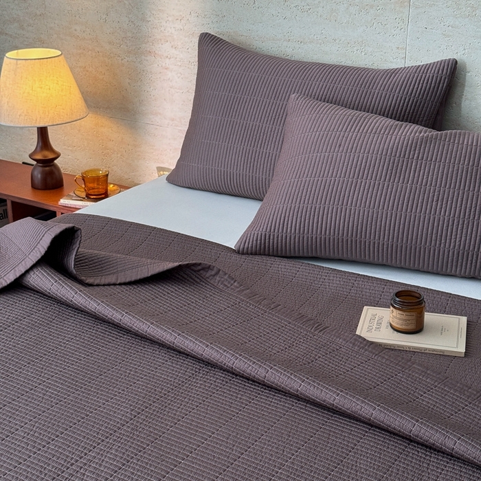 91家纺网 家纺一手货源 找家纺 汇庭 2025新款赫本系列床盖三件套-棚拍 焦糖色