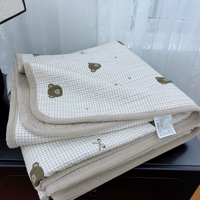 91家纺网 家纺一手货源 找家纺 暖居 2025新款砂洗棉加绒床盖三件套双面两用棉加绒-叠拍图 熊头蝴蝶结