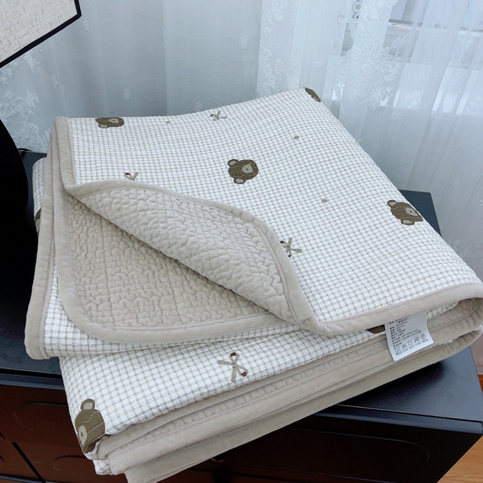 91家纺网 家纺一手货源 找家纺 暖居 2025新款砂洗棉加绒床盖三件套双面两用棉加绒-叠拍图 熊头蝴蝶结