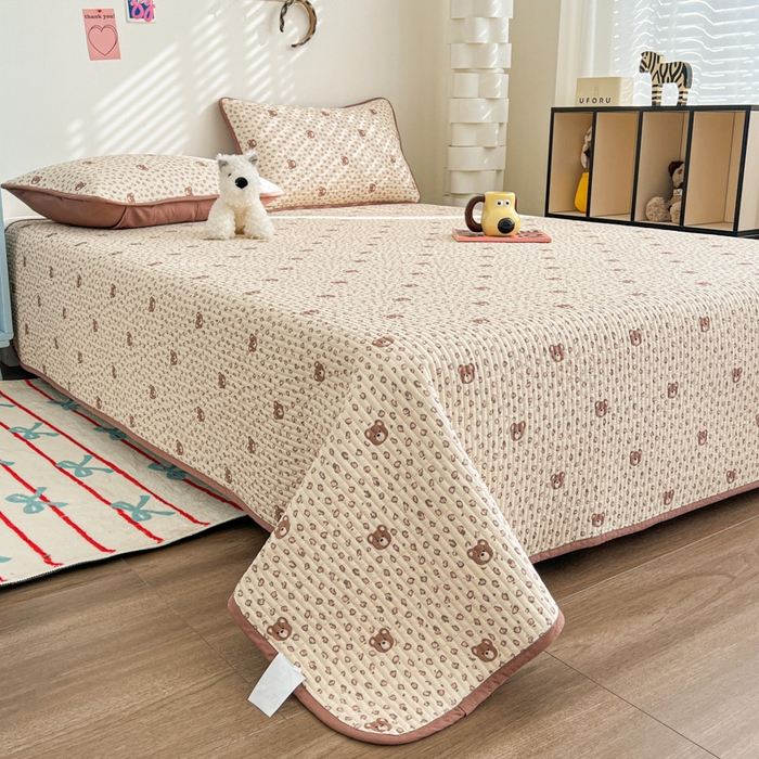 91家纺网 家纺一手货源 找家纺 茉夕家纺 2025新款跑量款双面纯棉印花水洗床盖 豹纹小熊