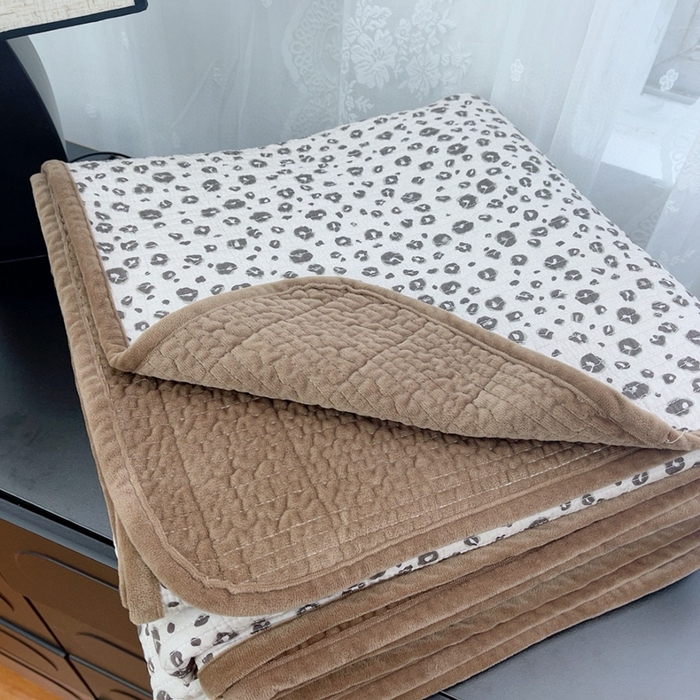 91家纺网 家纺一手货源 找家纺 暖居 2025新款砂洗棉加绒床盖三件套双面两用棉加绒-叠拍图 黑巧豹纹