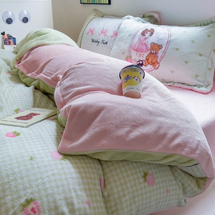 （买家秀 爆款不断货）A类母婴级双面牛奶绒珊瑚绒雪花绒四件套AB版高克重卡通牛奶绒四件套花卉-场景2 草莓女孩