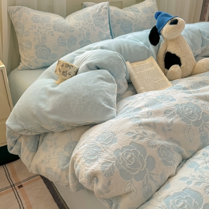 91家纺网 家纺一手货源 找家纺 （买家秀 爆款不断货）A类母婴级花卉牛奶绒雕花四件套珊瑚绒小香风牛奶绒四件套雪花绒四件套雕花绒四件套 玫瑰花舞-蓝