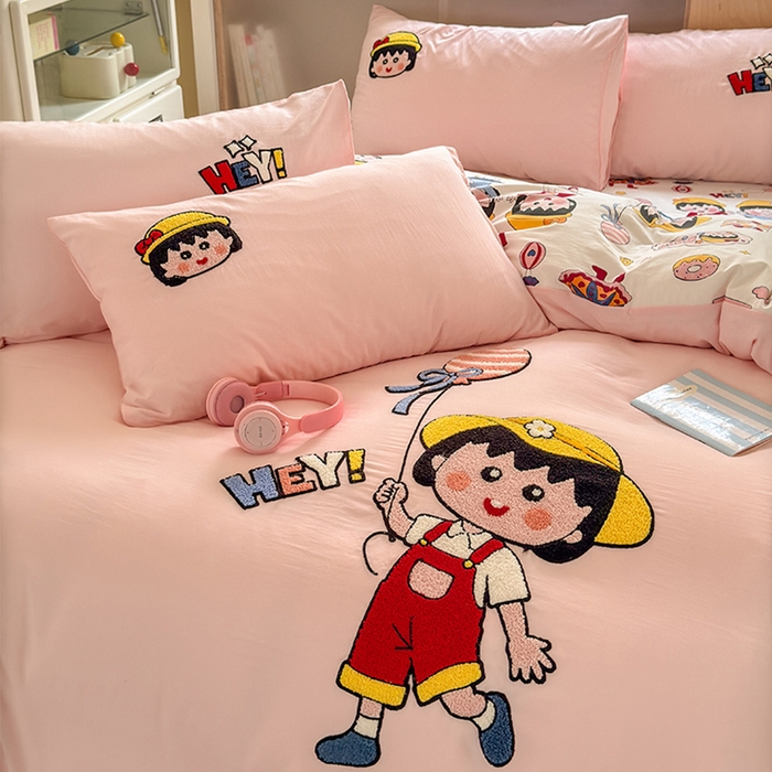 91家纺网 家纺一手货源 找家纺 罗亿家纺 2025新款糯糯棉(110克）大版卡通毛巾绣四件套（提供买家绣） 小丸子去郊游