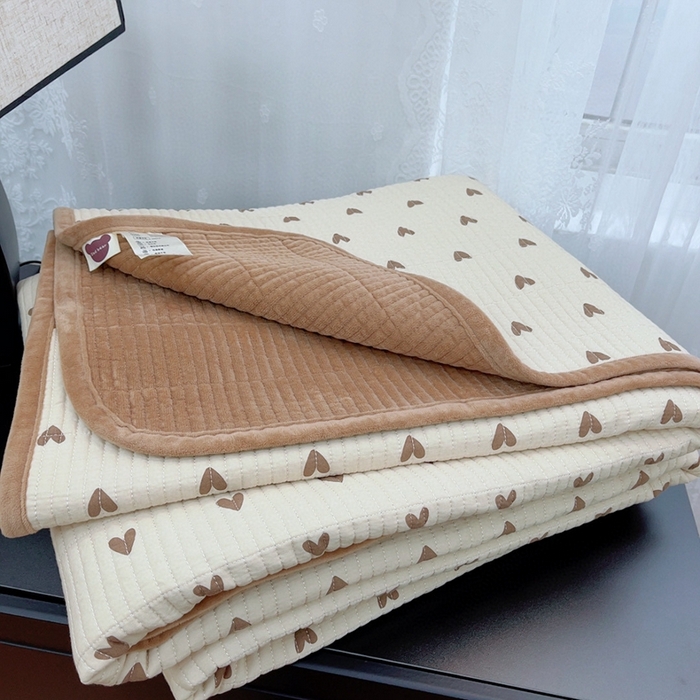 91家纺网 家纺一手货源 找家纺 暖居 2025新款砂洗棉加绒床盖三件套双面两用棉加绒-叠拍图 细微