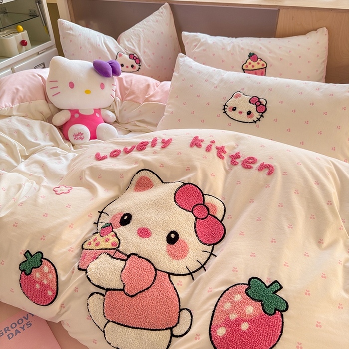 91家纺网 家纺一手货源 找家纺 罗亿家纺 2025新款糯糯棉(110克）大版卡通毛巾绣四件套（提供买家绣） kt-莓烦恼