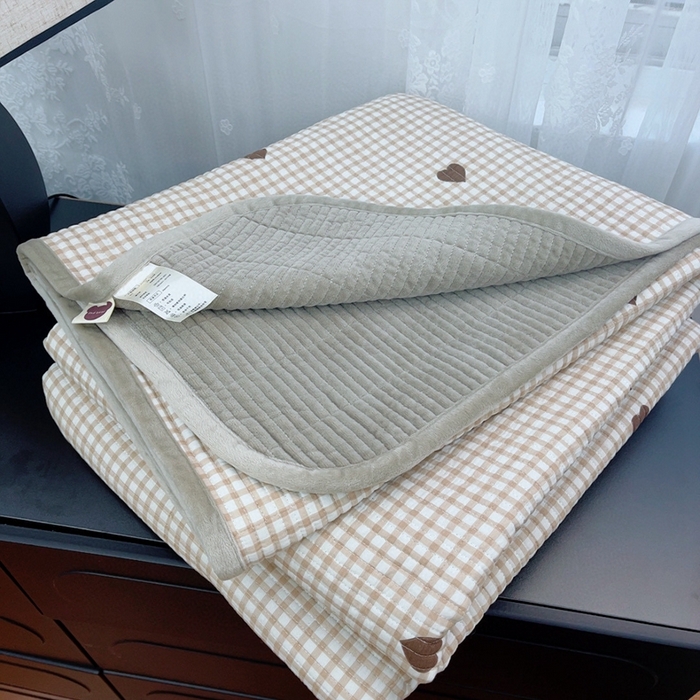 91家纺网 家纺一手货源 找家纺 暖居 2025新款砂洗棉加绒床盖三件套双面两用棉加绒-叠拍图 星灿