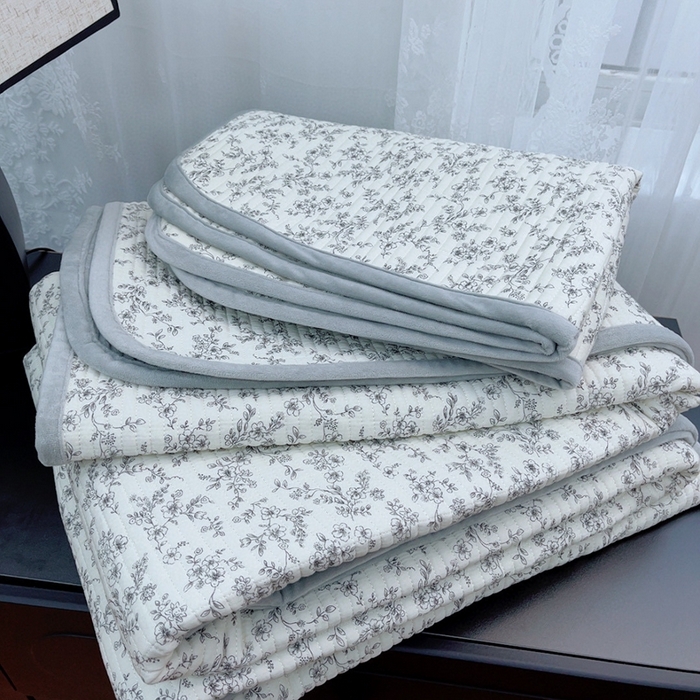 91家纺网 家纺一手货源 找家纺 暖居 2025新款砂洗棉加绒床盖三件套双面两用棉加绒-叠拍图 灰雾