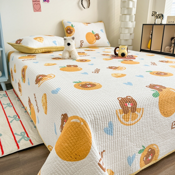 91家纺网 家纺一手货源 找家纺 茉夕家纺 2025新款跑量款双面纯棉印花水洗床盖 橙子小熊