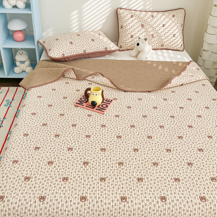 91家纺网 家纺一手货源 找家纺 茉夕家纺 2025新款跑量款双面纯棉印花水洗床盖 豹纹小熊