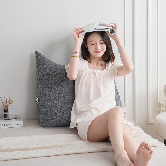 91家纺网 家纺一手货源 找家纺 一兰家纺 2025新款单人加厚泰迪绒三角靠垫床上靠枕沙发靠背阅读枕 穗穗-浅系灰