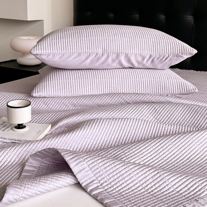 91家纺网 家纺一手货源 找家纺 汇庭 2025新款赫本系列床盖三件套-棚拍 柔和紫