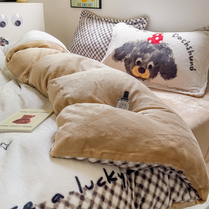 （买家秀 爆款不断货）A类母婴级双面牛奶绒珊瑚绒雪花绒四件套AB版高克重卡通牛奶绒四件套花卉-场景2 樱桃小狗