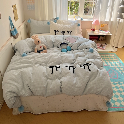 91家纺网 家纺一手货源 找家纺 桃子家居 2025新款A类ins纯棉水洗棉毛球奶油软糯毛巾绣蝴蝶结刺绣系列四件套 棉毛球-蝴蝶结清云蓝格