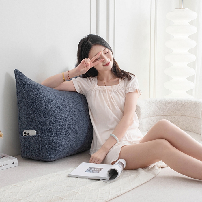 91家纺网 家纺一手货源 找家纺 一兰家纺 2025新款单人加厚泰迪绒三角靠垫床上靠枕沙发靠背阅读枕 穗穗-蔚蓝