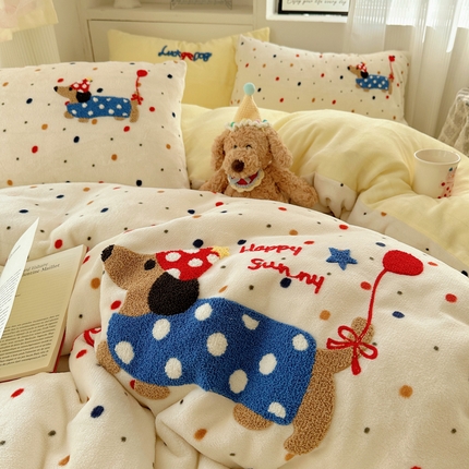 91家纺网 家纺一手货源 找家纺 （买家秀爆款不断货）A类母婴级毛巾绣牛奶绒四件套珊瑚绒四件套雪花绒四件套刺绣牛奶绒毛巾绣四件套小清新 波点腊肠狗-黄