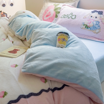 （买家秀 爆款不断货）A类母婴级双面牛奶绒珊瑚绒雪花绒四件套AB版高克重卡通牛奶绒四件套花卉-场景2 草莓小兔