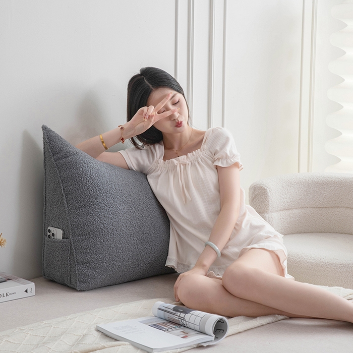 91家纺网 家纺一手货源 找家纺 一兰家纺 2025新款单人加厚泰迪绒三角靠垫床上靠枕沙发靠背阅读枕 穗穗-浅系灰