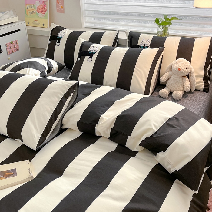 91家纺网 家纺一手货源 找家纺 雅居纺家纺 2025新款全棉拼接贴布绣四件套 竖条黑绅士猫