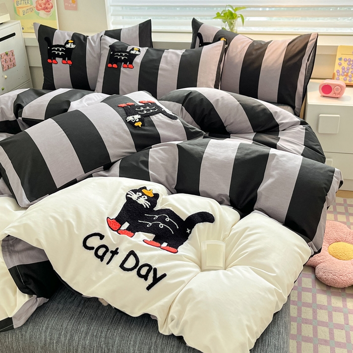 91家纺网 家纺一手货源 找家纺 雅居纺家纺 2025新款全棉拼接贴布绣四件套 竖条灰搞怪猫