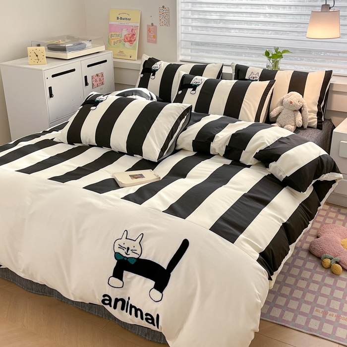 91家纺网 家纺一手货源 找家纺 雅居纺家纺 2025新款全棉拼接贴布绣四件套 竖条黑绅士猫