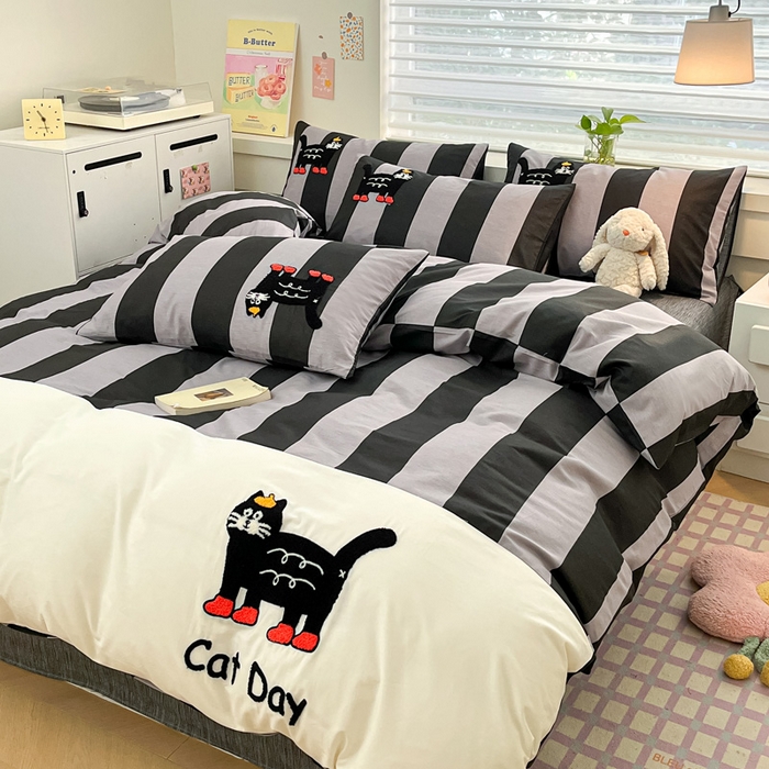 91家纺网 家纺一手货源 找家纺 雅居纺家纺 2025新款全棉拼接贴布绣四件套 竖条灰搞怪猫