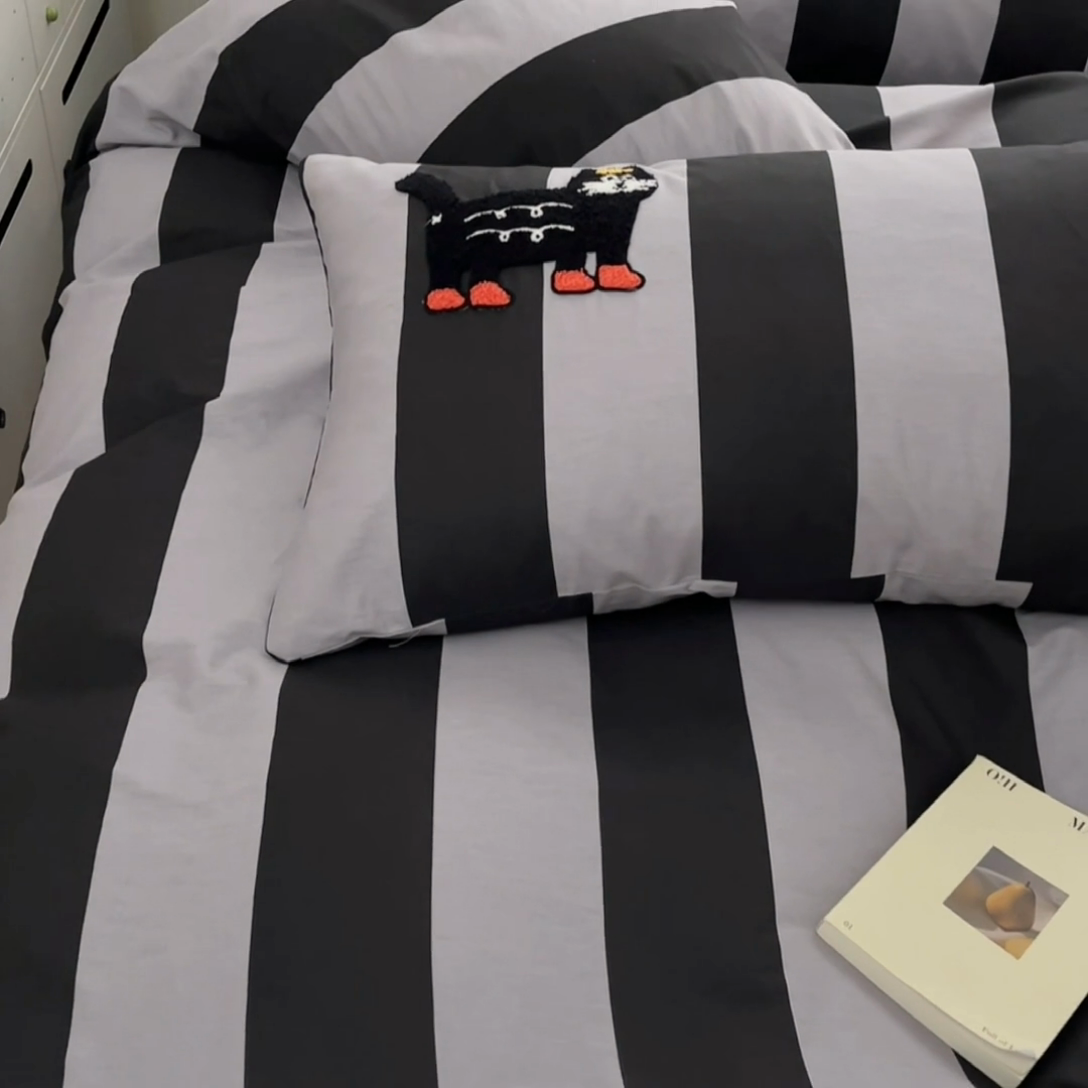 91家纺网 家纺一手货源 找家纺 雅居纺家纺 2025新款全棉拼接贴布绣四件套 竖条灰搞怪猫