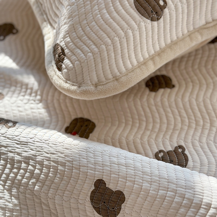 91家纺网 家纺一手货源 找家纺 麦伦家居 2024新款天丝莫代尔婴儿绒两用床盖 苹果小熊