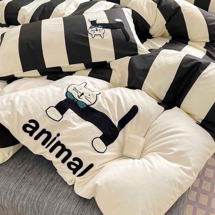 91家纺网 家纺一手货源 找家纺 雅居纺家纺 2025新款全棉拼接贴布绣四件套 竖条黑绅士猫