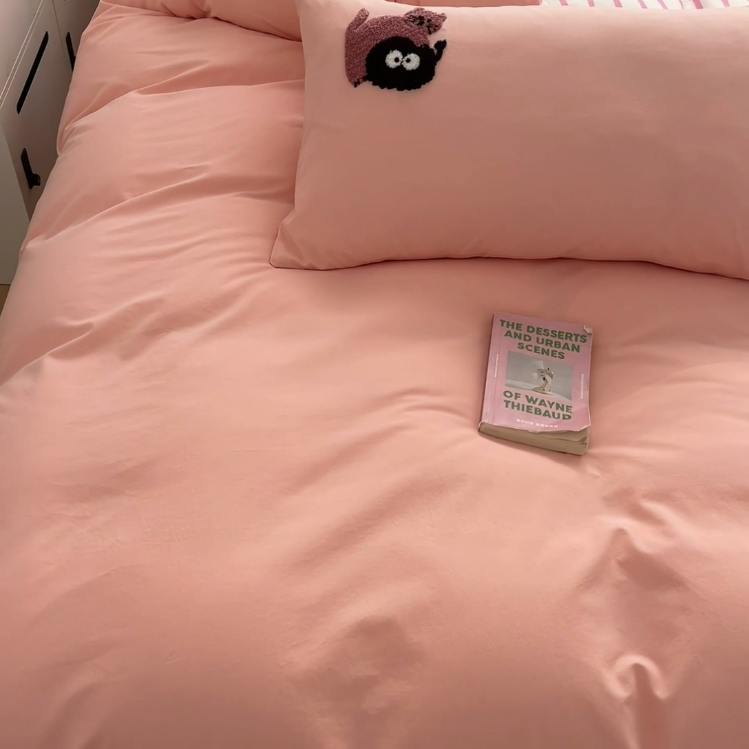 91家纺网 家纺一手货源 找家纺 雅居纺家纺 2025新款全棉水洗棉绣花四件套 猫咪萌仔