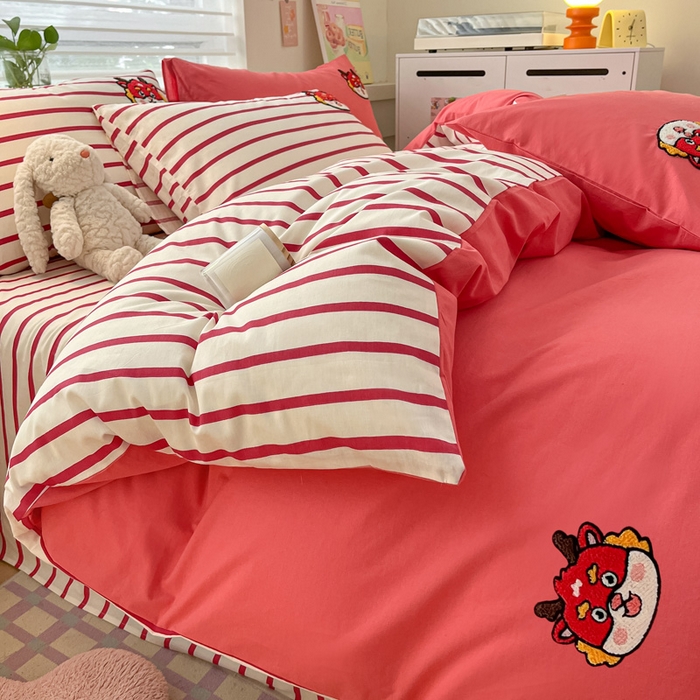 91家纺网 家纺一手货源 找家纺 雅居纺家纺 2025新款全棉水洗棉绣花四件套 好运龙-红