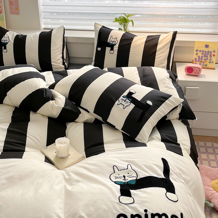 91家纺网 家纺一手货源 找家纺 雅居纺家纺 2025新款全棉拼接贴布绣四件套 竖条黑绅士猫