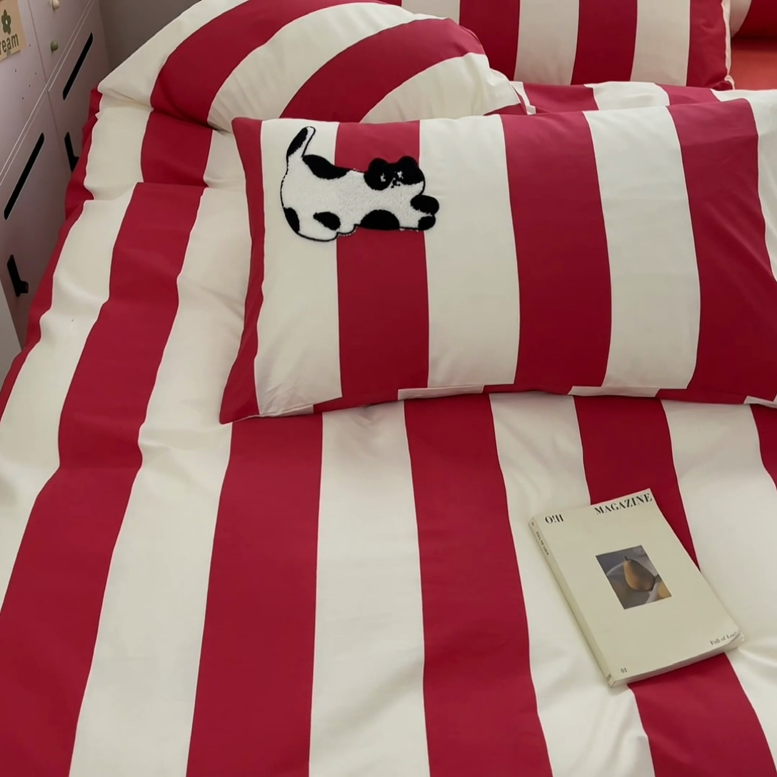 91家纺网 家纺一手货源 找家纺 雅居纺家纺 2025新款全棉拼接贴布绣四件套 竖条红猫咪