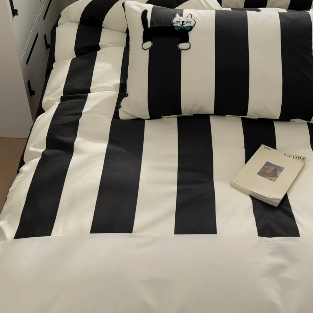 91家纺网 家纺一手货源 找家纺 雅居纺家纺 2025新款全棉拼接贴布绣四件套 竖条黑绅士猫