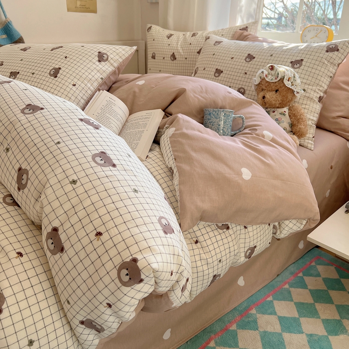 91家纺网 家纺一手货源 找家纺 六巷胡同 2025新款ins减龄可爱风卡通全棉四件套第一系 摩卡白格熊