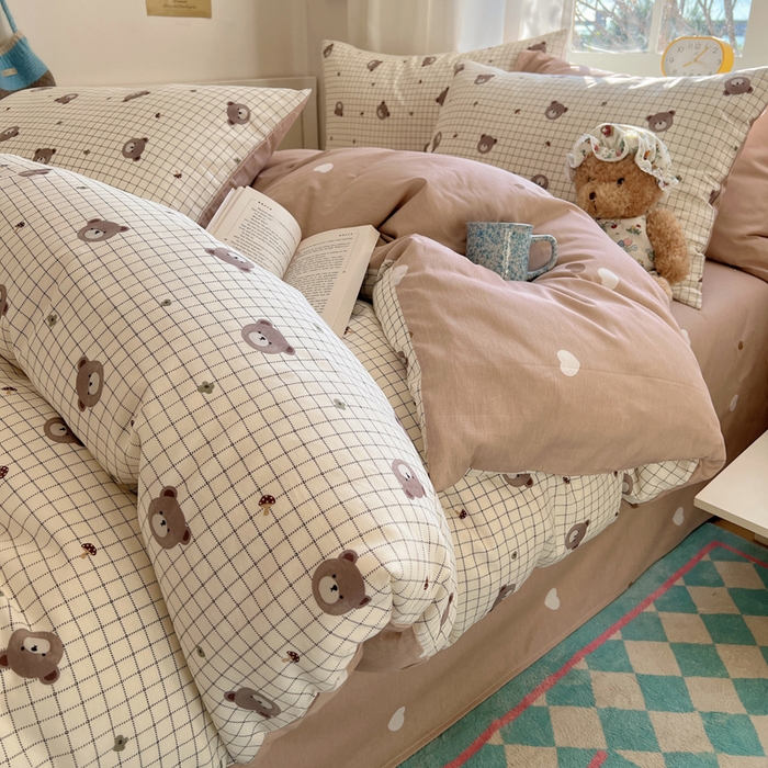 91家纺网 家纺一手货源 找家纺 六巷胡同 2025新款ins减龄可爱风卡通全棉四件套第一系 摩卡白格熊