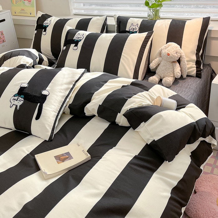 91家纺网 家纺一手货源 找家纺 雅居纺家纺 2025新款全棉拼接贴布绣四件套 竖条黑绅士猫